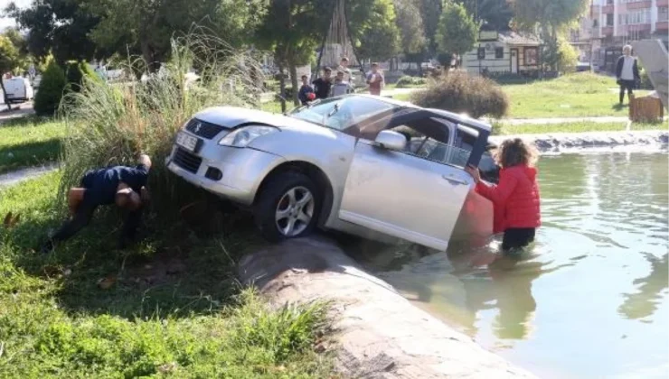Antalya’da park içindeki havuza düşen otomobilde sürücü kendi imkanları ile kurtuldu