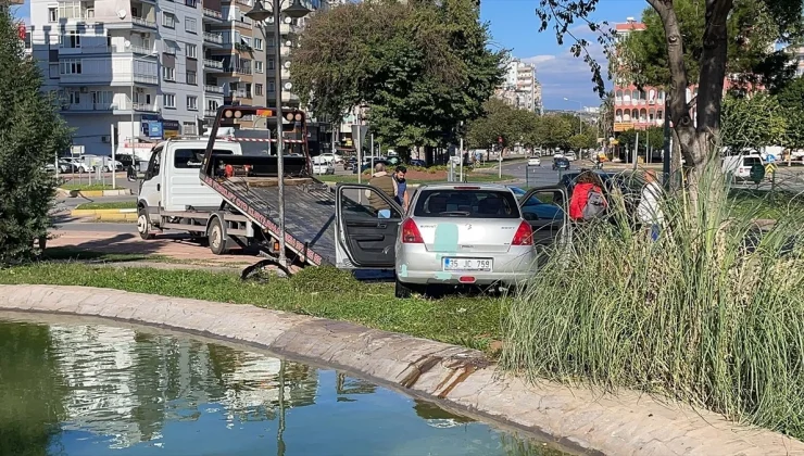 Antalya’da parktaki havuza düşen otomobilin sürücüsü kurtarıldı