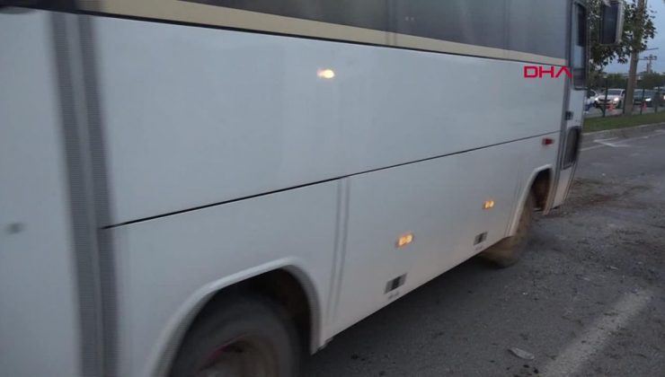 Antalya’da minibüs kaza yaptı, sürücü burnu bile kanamadan kurtuldu
