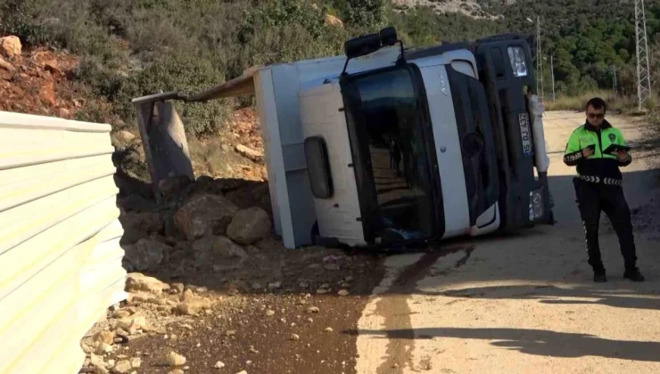 Alanya’da inşaat şantiyesinde kaza: Kamyon devrildi, sürücü hafif yaralandı