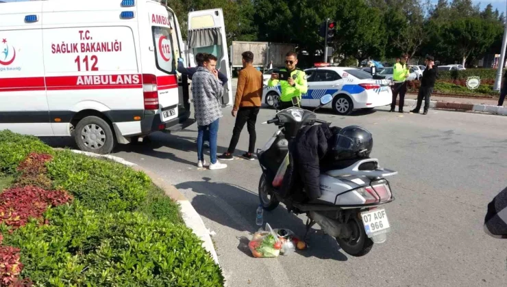 Antalya’da motosiklet otomobile çarptı: 2 yaralı