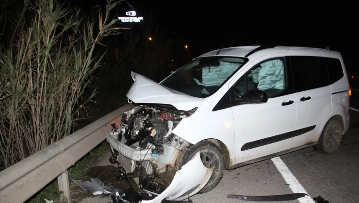 Antalya’da Otomobil Çarpışması: 3 Kişi Yaralandı