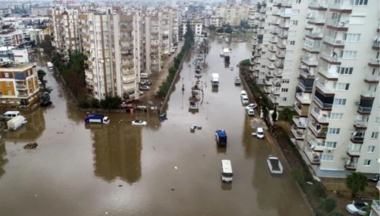 Antalya’da Sağanak Yağış: Evleri Su İçerisinde Kalan Çift Pencereden İçeri Girdi