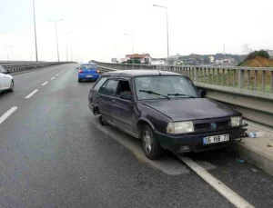 Antalya’da seyir halindeki otomobilin tekerleği çıkıp bariyere çarptı, sürücü yaralandı
