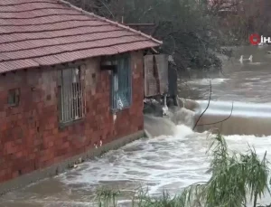 Antalya’da Şiddetli Yağmur Sonucu Mahalle Sular Altında Kaldı