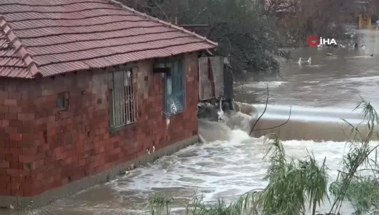 Antalya’da Şiddetli Yağmur Sonucu Mahalle Sular Altında Kaldı