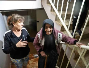 Antalya’da yaşlı kadının evi su basıldı, komşuların yardımıyla kurtarıldı