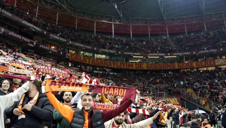 Galatasaraylı Taraftarlar TFF’yi Protesto Etti