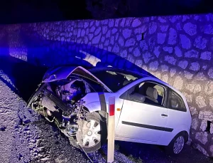Manavgat’ta otomobil istinat duvarına çarptı: 1 yaralı