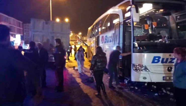 Antalya’da otobüs ile hafriyat kamyonu çarpıştı: 4 yaralı