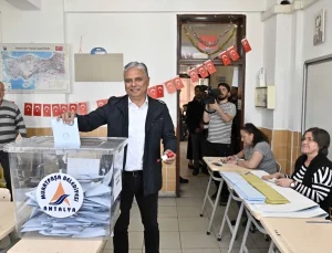 CHP Muratpaşa Belediye Başkan Adayı Ümit Uysal Oyunu Kullandı