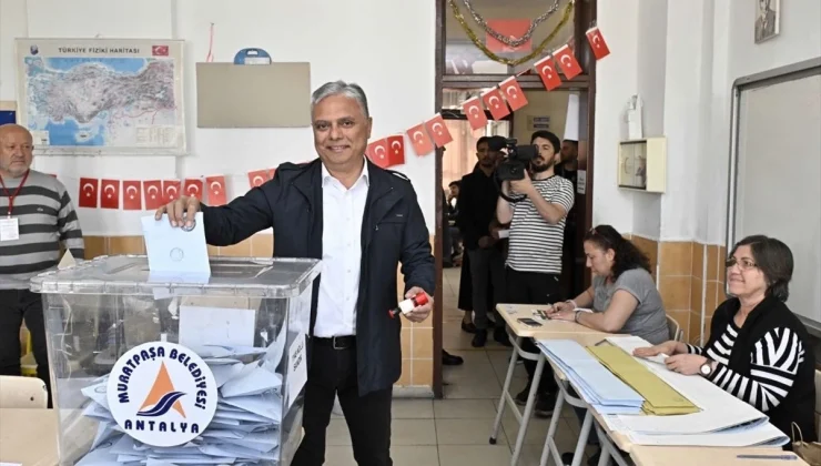CHP Muratpaşa Belediye Başkan Adayı Ümit Uysal Oyunu Kullandı