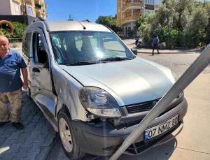 Antalya’da kamyonet ile hafif ticari araç çarpıştı: 2 yaralı