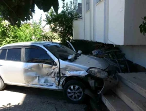 Antalya’da trafik kazası: Otomobil bahçe duvarına çarptı
