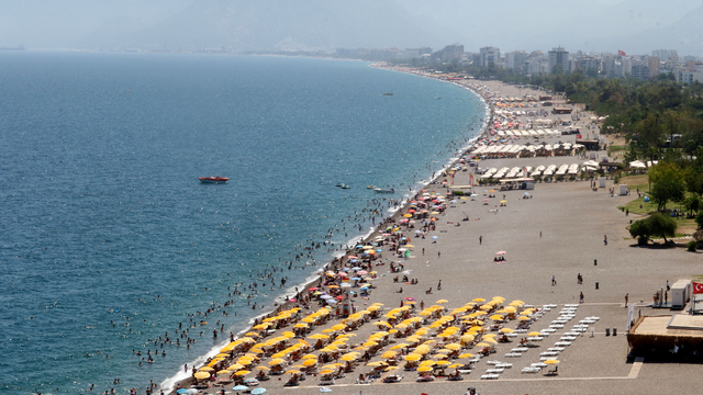 Antalya’da Kurban Bayramı tatilinin son gününde Konyaaltı Sahili doldu