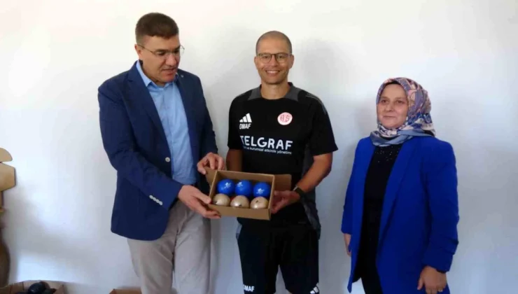 Antalyaspor Teknik Direktörü Alex de Souza, Burdur’da Top Dikim Atölyesini Ziyaret Etti