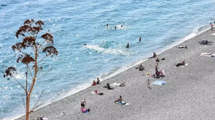 Antalya’da Güneşli Hava Tatilcileri Sahillere Çekti