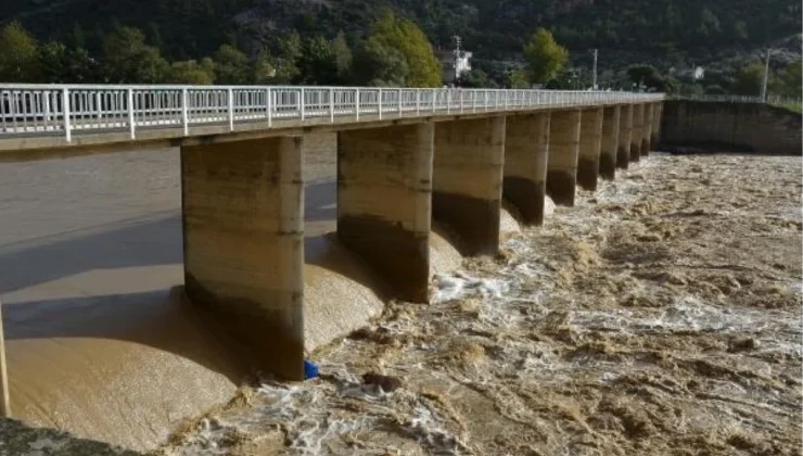 Antalya’da şiddetli yağış ve fırtına; tekneler battı, ağaçlar devrildi (3)