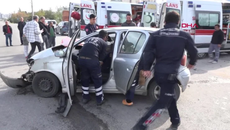 Antalya’da kontrolsüz kavşakta otomobiller çarpıştı