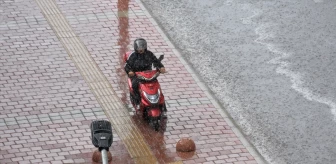 Antalya’da kuvvetli yağış hayatı olumsuz etkiledi