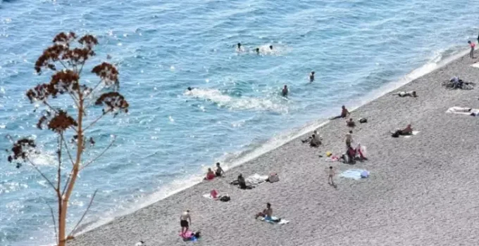 Antalya’da Güneşli Hava Tatilcileri Sahillere Çekti