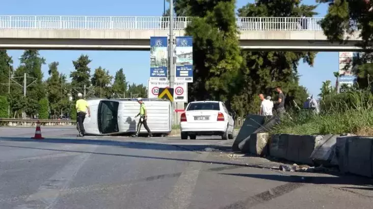 Antalya’da Takla Atan Araçta Sürücü Burnu Bile Kanamadan Kurtuldu