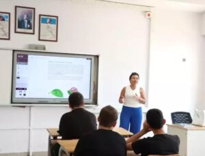 Meme Kanserini Yenerek Okuluna Dönen Öğretmene Sürpriz Kutlama