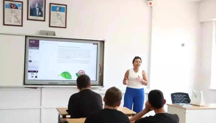 Meme Kanserini Yenerek Okuluna Dönen Öğretmene Sürpriz Kutlama