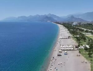 Antalya Plajlarında Sezonun Kalabalığı