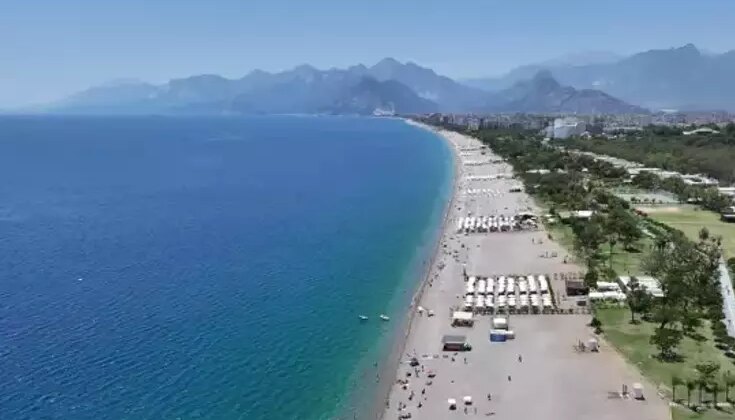 Antalya Plajlarında Sezonun Kalabalığı