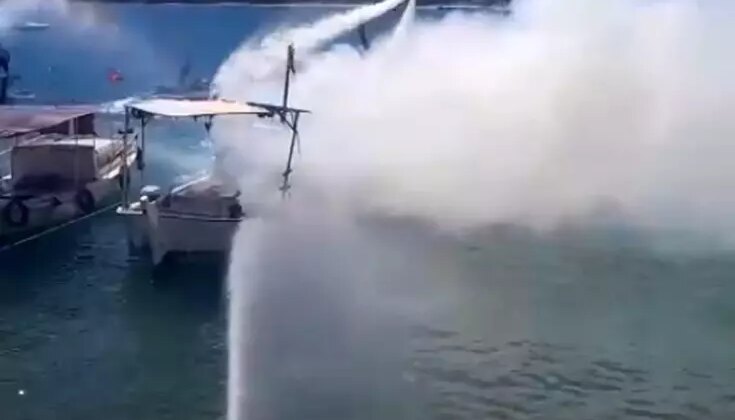 Antalya’da Esnaf ve Su Sporları Tutkunları, Teknede Meydana Gelen Yangına Yardım Etti