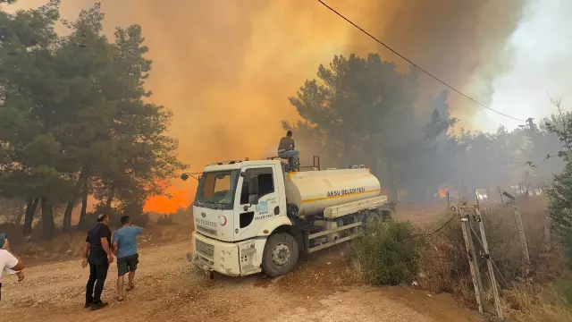 Antalya'da 3 ayrı orman yangını kontrol altına alındı, bir ilçede daha yangın çıktı
