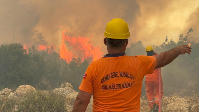 Antalya'da 3 ayrı orman yangını kontrol altına alındı, bir ilçede daha yangın çıktı