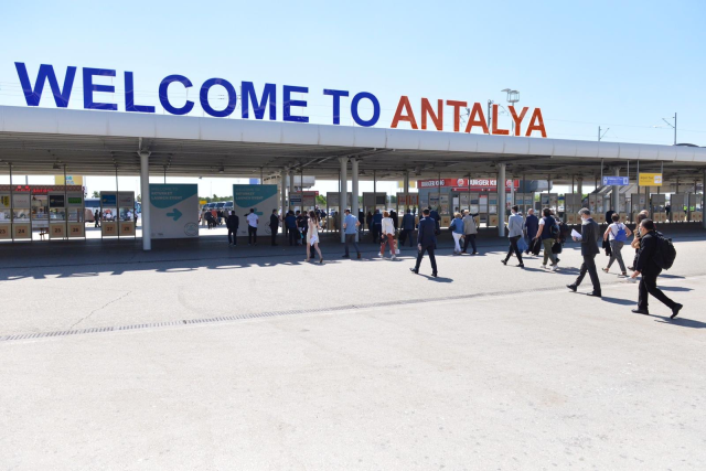 Antalya'da Temmuz Ayında Turist Rekoru Kırıldı: Bakan Ersoy Açıkladı