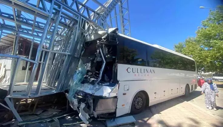 Antalya’daki Trafik Kazasında 21 Kişi Yaralandı