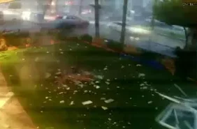 Antalya'da Yoğun Fırtına, Çatıyı Yerde Bıraktı