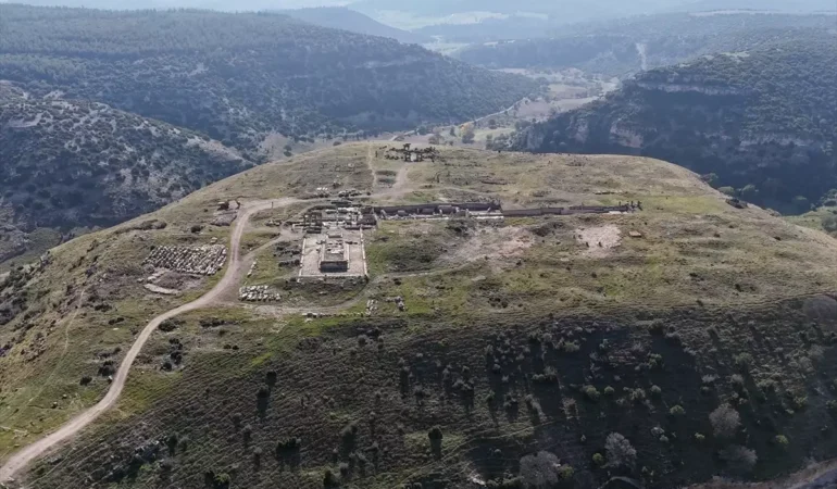 Blaundos Antik Kenti’nde Tarihi Stadyum Kazı Çalışmalarıyla Gün Yüzüne Çıkarılıyor