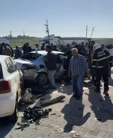Hatay'da Birden Fazla Araç Karıştığı Kaza Sonucu 7 Kişi Yaralandı